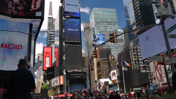 Нью-Йорк, США - 09 червня 2017: Туристів ходити в знаменитої площі Таймс-сквер в Манхеттені автомобільного руху під керівництвом знаки, переповненому Нью-Йорку, жовті таксі-таксі, Ultrahd 4 к — стокове відео