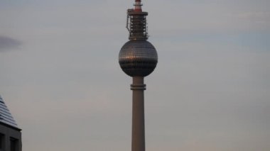 Berlin, Almanya - Temmuz 2017 yaklaşık: insanların önünde Brandenburg Kapısı, Berlin, Almanya. Brandenburg Kapısı Berlin ve Germany.Ultra Hd 4 k, gerçek zamanlı ünlü dönüm noktası olduğunu