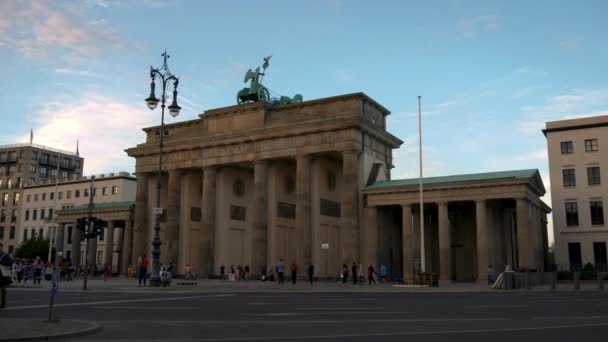 베를린, 독일-7 월 2017 년경: 베를린, 독일의 브란덴부르크 문 앞에 사람들이. 브란덴부르크 게이트는 베를린 및 Germany.Ultra Hd 4 k, 실시간의 유명한 랜드마크 — 비디오