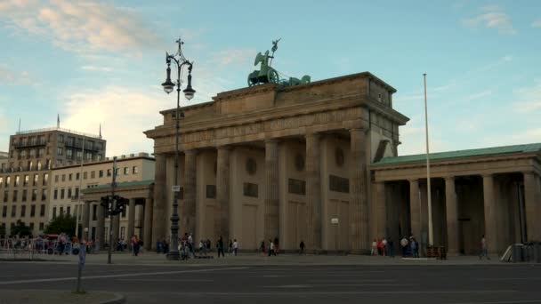BERLIN, ALLEMAGNE - vers juillet 2017 : Des gens devant la porte de Brandebourg à Berlin, en Allemagne. La Porte de Brandebourg est le célèbre monument de Berlin et de l'Allemagne.ULTRA HD 4k, en temps réel — Video