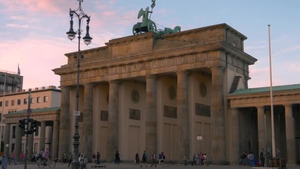 Berlin, Tyskland - circa juli 2017: människor framför Brandenburger Tor i Berlin, Tyskland. Brandenburger Tor ligger landmärken i Berlin och Germany.Ultra Hd 4k, realtid — Stockvideo