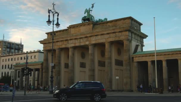 Berlin, Tyskland - circa juli 2017: människor framför Brandenburger Tor i Berlin, Tyskland. Brandenburger Tor ligger landmärken i Berlin och Germany.Ultra Hd 4k, realtid — Stockvideo