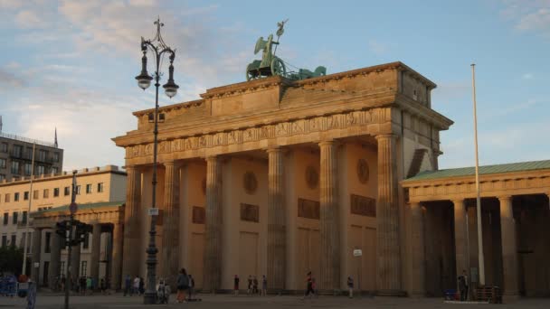 Berlin, Tyskland - circa juli 2017: människor framför Brandenburger Tor i Berlin, Tyskland. Brandenburger Tor ligger landmärken i Berlin och Germany.Ultra Hd 4k, realtid — Stockvideo