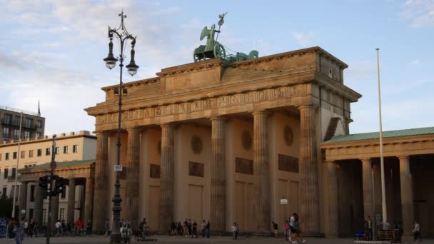 Berlin, Tyskland - circa juli 2017: människor framför Brandenburger Tor i Berlin, Tyskland. Brandenburger Tor ligger landmärken i Berlin och Germany.Ultra Hd 4k, realtid — Stockvideo