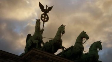 Berlin, Almanya - Temmuz 2017 yaklaşık: insanların önünde Brandenburg Kapısı, Berlin, Almanya. Brandenburg Kapısı Berlin ve Germany.Ultra Hd 4 k, gerçek zamanlı ünlü dönüm noktası olduğunu