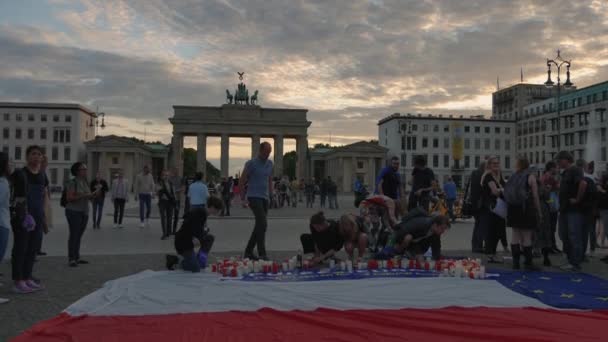 БЕРЛИН, ГЕРМАНИЯ - Около июля 2017 года: Люди перед Бранденбургскими воротами в Берлине, Германия. "Гейт" - знаменитая достопримечательность Берлина и Берлина. — стоковое видео