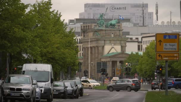 BERLÍN, ALEMANIA - Alrededor de julio de 2017: Personas frente a la Puerta de Brandeburgo en Berlín, Alemania. La Puerta de Brandeburgo es el famoso hito de Berlín y Alemania.ULTRA HD 4k, en tiempo real — Vídeo de stock