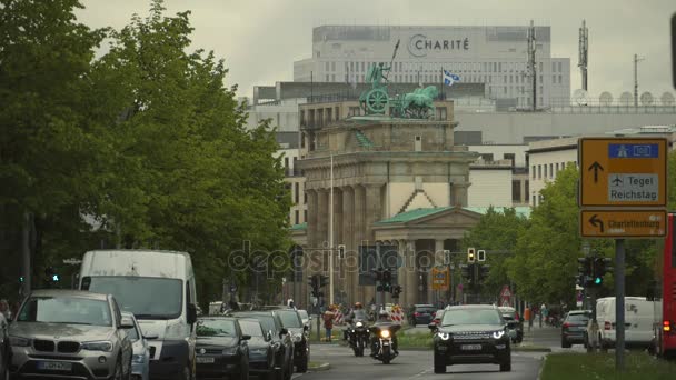 Βερολίνο, Γερμανία - circa Ιουλίου 2017: άνθρωποι μπροστά από την πύλη του Βρανδεμβούργου στο Βερολίνο, Γερμανία. Η πύλη του Βρανδεμβούργου είναι το διάσημο ορόσημο του Βερολίνου και Germany.Ultra Hd 4k, σε πραγματικό χρόνο — Αρχείο Βίντεο
