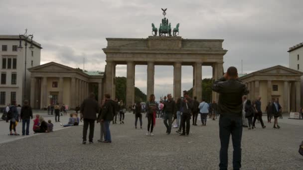 Berlín, Německo - cca červenec 2017: lidé u Braniborské brány v Berlíně, Německo. Braniborská brána je slavný orientační bod v Berlíně a Germany.Ultra Hd 4k, reálném čase — Stock video