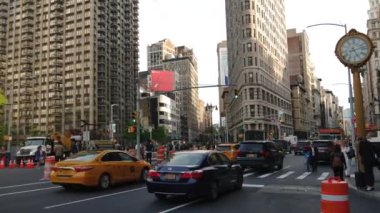 New York City - 2017 - New York Flatiron Building.Flatiron Binası önünde geçen trafiğine kabul edilir 1 gökdelenler, biri hiç built.ultra hd 4 k, gerçek zamanlı