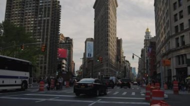 New York City - 2017 - New York Flatiron Building.Flatiron Binası önünde geçen trafiğine kabul edilir 1 gökdelenler, biri hiç built.ultra hd 4 k, gerçek zamanlı
