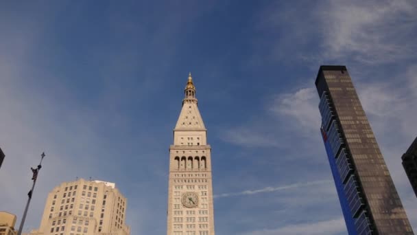 ニューヨーク シティ 2017 頃ニューヨークの象徴的なフラットアイアン Building Flatiron 建物の前を通過するトラフィックと見なされます の高層ビルの つ今まで Built — ストック動画