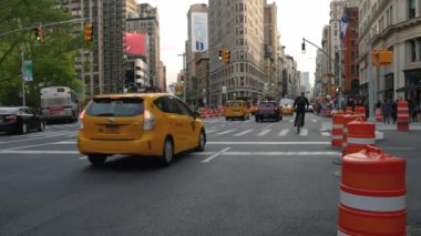New York City - 2017 - New York Flatiron Building.Flatiron Binası önünde geçen trafiğine kabul edilir 1 gökdelenler, biri hiç built.ultra hd 4 k, gerçek zamanlı