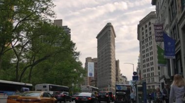 New York City - 2017 - New York Flatiron Building.Flatiron Binası önünde geçen trafiğine kabul edilir 1 gökdelenler, biri hiç built.ultra hd 4 k, gerçek zamanlı