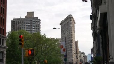 New York City - 2017 - New York Flatiron Building.Flatiron Binası önünde geçen trafiğine kabul edilir 1 gökdelenler, biri hiç built.ultra hd 4 k, gerçek zamanlı