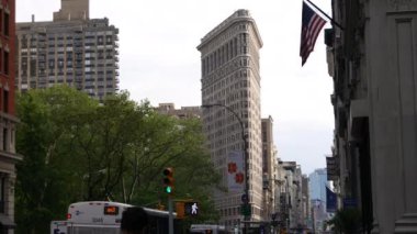 New York City - 2017 - New York Flatiron Building.Flatiron Binası önünde geçen trafiğine kabul edilir 1 gökdelenler, biri hiç built.ultra hd 4 k, gerçek zamanlı