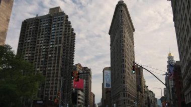 New York City - 2017 - New York Flatiron Building.Flatiron Binası önünde geçen trafiğine kabul edilir 1 gökdelenler, biri hiç built.ultra hd 4 k, gerçek zamanlı