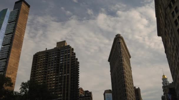 Nova Cidade Iorque Circa 2017 Tráfego Passando Frente Icônico Flatiron — Vídeo de Stock