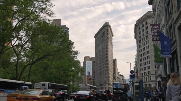ニューヨーク シティ 2017 頃ニューヨークの象徴的なフラットアイアン Building Flatiron 建物の前を通過するトラフィックと見なされます の高層ビルの つ今まで Built — ストック動画