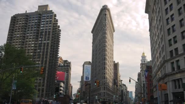 ニューヨーク シティ 2017 頃ニューヨークの象徴的なフラットアイアン Building Flatiron 建物の前を通過するトラフィックと見なされます の高層ビルの つ今まで Built — ストック動画