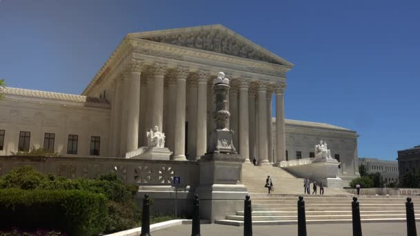 华盛顿特区 2017 美国最高法院大楼拍摄在一个晴朗的夏日在华盛顿特区 — 图库视频影像