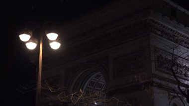 Paris, Fransa, 2017 yaklaşık: Cityscapes Paris gece trafik arabalar ve Noel şenlikli ışık zafer takı ile