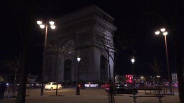 Paris, Fransa, 2017 yaklaşık: Cityscapes Paris gece trafik arabalar ve Noel şenlikli ışık zafer takı ile