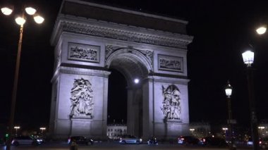 Paris, Fransa, 2017 yaklaşık: Cityscapes Paris gece trafik arabalar ve Noel şenlikli ışık zafer takı ile