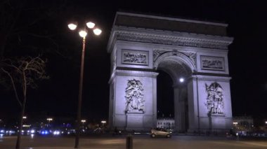Paris, Fransa, 2017 yaklaşık: Cityscapes Paris gece trafik arabalar ve Noel şenlikli ışık zafer takı ile