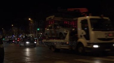Paris, Fransa, 2017 yaklaşık: Cityscapes Paris Champs Elysees de gece trafik arabalar ve Noel şenlikli ışık ile