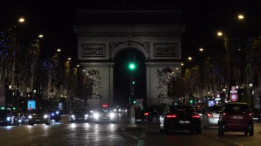 Paris, Fransa, 2017 yaklaşık: Cityscapes Paris Champs Elysees de gece trafik arabalar ve Noel şenlikli ışık ile