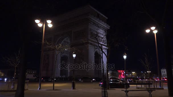 2017 巴黎城市与凯旋门在夜间与交通汽车和圣诞节日灯 — 图库视频影像