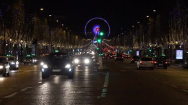 Paris, Fransa, 2017 yaklaşık: Cityscapes Paris Champs Elysees de gece trafik arabalar ve Noel şenlikli ışık ile