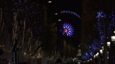 Paris, Fransa, 2017 yaklaşık: Cityscapes Paris Champs Elysees de gece trafik arabalar ve Noel şenlikli ışık ile