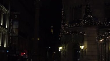 Paris, Fransa, 2017 yaklaşık: Cityscapes Paris Champs Elysees de gece trafik arabalar ve Noel şenlikli ışık ile