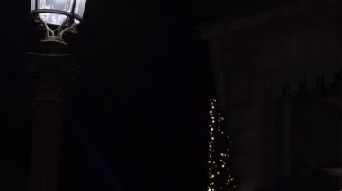 Paris, Fransa, 2017 yaklaşık: Cityscapes Paris Champs Elysees de gece trafik arabalar ve Noel şenlikli ışık ile