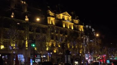 Paris, Fransa, 2017 yaklaşık: Cityscapes Paris Champs Elysees de gece trafik arabalar ve Noel şenlikli ışık ile