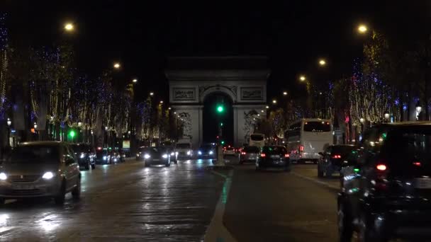 2017 城市巴黎与香榭丽舍大街在夜间与交通汽车和圣诞节日灯 — 图库视频影像