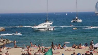 Barcelona - 2017 yaklaşık: Plaj ve tahta Barceloneta'daki, Barcelona