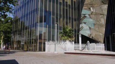 Barcelona - 2017 yaklaşık: Torre Mare Nostrum, ilk gaz tesisi İspanya sitenin temsil eder. Enric Miralles, Barcelona.detail, Ultra hd 4 k içinde Benedetta Tagliabue mimarlar tarafından 2006 yılında inşa,