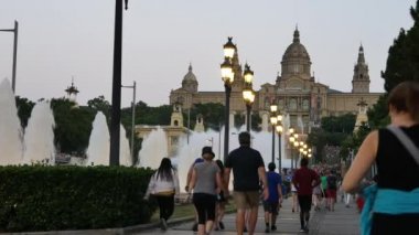 Barcelona Magic fountains cazibe, bir sürü turist geç akşam itibariyle farklı su şekillerle renkli gece Show'da arıyorum. Montjuic fontaine, Font magica de Montjuc.