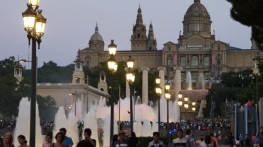 Barcelona Magic fountains cazibe, bir sürü turist geç akşam itibariyle farklı su şekillerle renkli gece Show'da arıyorum. Montjuic fontaine, Font magica de Montjuc.