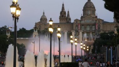 Barcelona Magic fountains cazibe, bir sürü turist geç akşam itibariyle farklı su şekillerle renkli gece Show'da arıyorum. Montjuic fontaine, Font magica de Montjuc.