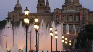 Barcelona Magic fountains cazibe, bir sürü turist geç akşam itibariyle farklı su şekillerle renkli gece Show'da arıyorum. Montjuic fontaine, Font magica de Montjuc.