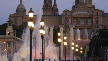 Barcelona Magic fountains cazibe, bir sürü turist geç akşam itibariyle farklı su şekillerle renkli gece Show'da arıyorum. Montjuic fontaine, Font magica de Montjuc.