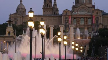 Barcelona Magic fountains cazibe, bir sürü turist geç akşam itibariyle farklı su şekillerle renkli gece Show'da arıyorum. Montjuic fontaine, Font magica de Montjuc.
