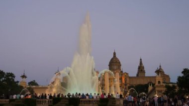 Barcelona Magic fountains cazibe, bir sürü turist geç akşam itibariyle farklı su şekillerle renkli gece Show'da arıyorum. Montjuic fontaine, Font magica de Montjuc.