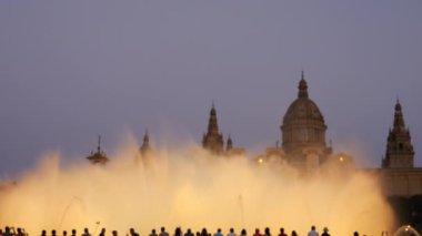 Barcelona Magic fountains cazibe, bir sürü turist geç akşam itibariyle farklı su şekillerle renkli gece Show'da arıyorum. Montjuic fontaine, Font magica de Montjuc.