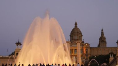 Barcelona Magic fountains cazibe, bir sürü turist geç akşam itibariyle farklı su şekillerle renkli gece Show'da arıyorum. Montjuic fontaine, Font magica de Montjuc.