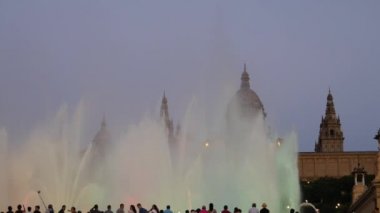 Barcelona Magic fountains cazibe, bir sürü turist geç akşam itibariyle farklı su şekillerle renkli gece Show'da arıyorum. Montjuic fontaine, Font magica de Montjuc.
